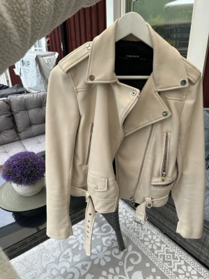 Zara skinnjacka - Beige skinnjacka från Zara i storlek S🤎 slitage/avskavt i kragen vid nacken, men annars i gott skick
