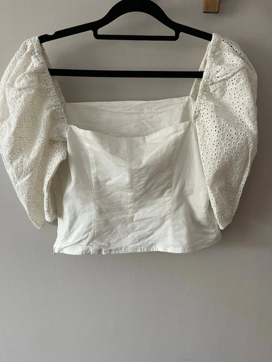 Vit broderad blus med puffärmar - 1