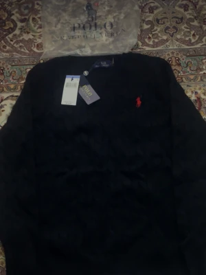 Polo ralph lauren - Säljer helt nya stickad ralph lauren tröja utan luva i färgen svart storlek S helt ny lappen är fortfarande perfekt för fest kvällar och sommar kvällar för mer bilder och info kom privat ge gärna ett bud😃