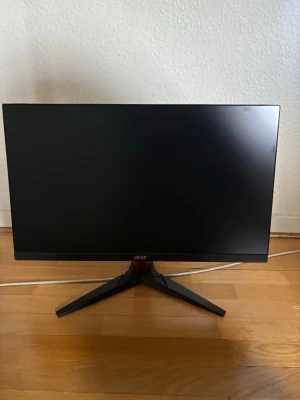 Acer svart datorskärm - Säljer denna acer skärm, 23,8 tum, 165hz monitor, med 2ms response time, detta är en stilren skärm som funkar till både gaming men även till jobb eller plugg. Skärmen är i bra skick och alla kablar medföljer, även en hdmi sladd. Går även att justera lutning på skärm. Pris kan diskuteras.