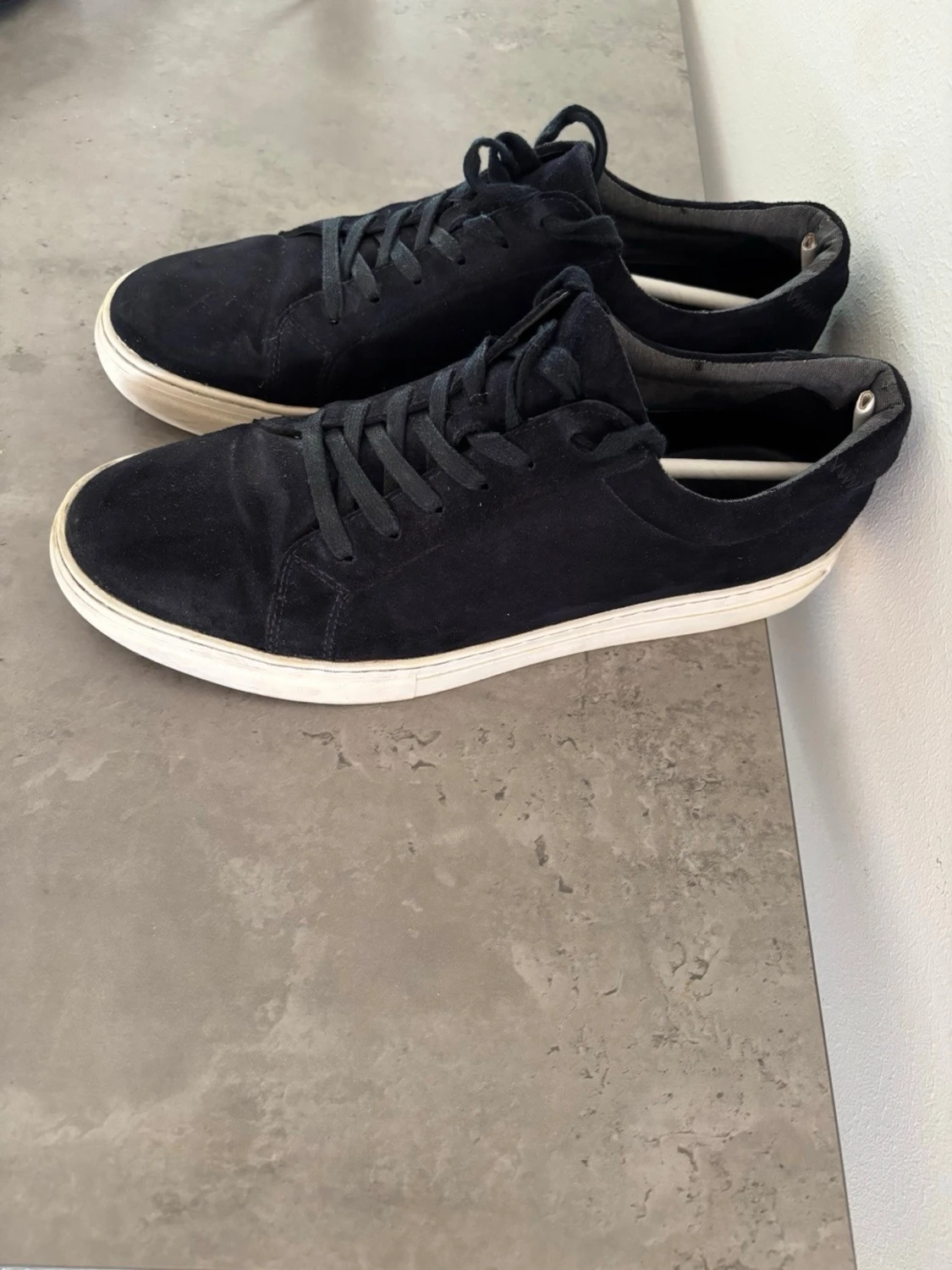 Svarta mockasneakers med vit sula - 2