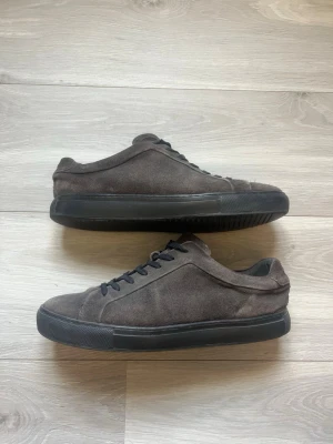 Mörkbruna mockasneakers - Stilrena sneakers i mörkbrun mocka. Klassisk låg modell med minimalistisk design som passar till det mesta. Perfekta för dig som gillar en clean och enkel look.