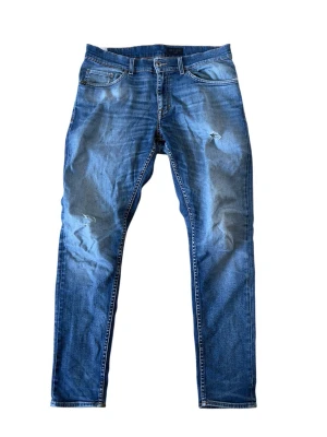 Slitna TOS jeans - Säljer nu mina slitna och urtvättade jeans från tiger of Sweden . Finns hål lite här och var samt urtvättningar