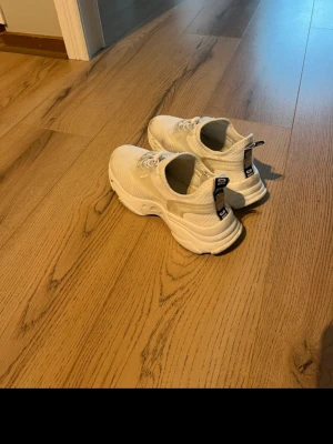Sneakers  - Vita fina sneakers kommer inte till användning.