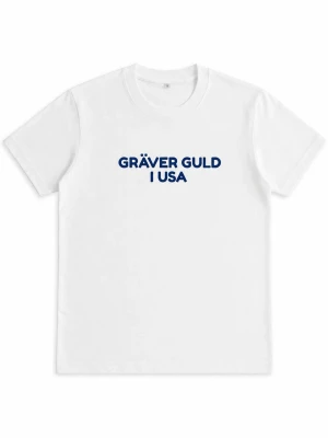 Sverige T-shirt  - Sverige t-shirt med trycket 'GRÄVER GULD I USA' i blått på bröstet. Finns i storlekarna från XS till L 