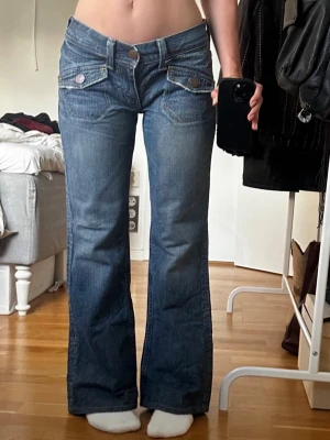 Low waist Levi’s Jeans  - Säljer dessa supersnygga low waisted bootcut jeans från Levi's! Inga tecken på slitage. Midja 40cm, lårvidd 26cm, innerbenslängd 74cm. Hör av er vid frågor <3