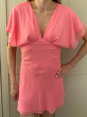 Ginatricot chiffon mini dress - Så fin rosa klänning från Ginatricot i storlek 36 🩷. Helt ny med prislappen kvar.