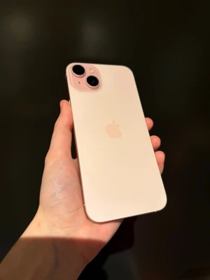 Iphone 15 plus  - Säljer en iPhone 15 Plus 128 gb i färgen rosa. Telefonen är i väldigt fint skick och har alltid haft skärmskydd, skal och skydd för kameran.   Batterihälsa: 92% Originalkartong medföljer Olåst (fungerar med alla operatörer) Telefonen är i mycket bra skick utan sprickor eller några repor, och allt fungerar som det ska.  Tre skal medföljer om så önskas. Frågor? Skicka ett meddelande 🩷