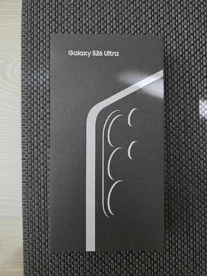 Samsung Galaxy S26 Ultra mobil - Säljer en Samsung Galaxy S26 Ultra i originalförpackning. Lådan är svart med stilren design och silverdetaljer som visar kamerauppsättningen. Perfekt för dig som vill ha en kraftfull smartphone med modern look och avancerade funktioner.