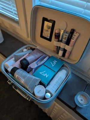 Sminkväska med hudvård och smink och platong - Remington Keratin Protect plattång.           2xHudkräm 2x Shampoo 2x Balsam  Apolivia Serum sensitive Apolivia Dagcreme(sensitive) 2st duschkrämer Cleansing enzym - milt tvål. Ögoncreme intensiv.                                            Lipbalm soft pink. Lipbalm för CERTAT, Maybelline erazer,Lancome eyeliner N7 PPI  nightcream N7 Protect Day Cream, Nivea - Cellular age serum, 2x Morphe smink 6 färger, Nivea Q10, UAE Soft Vanilj Spray perfume, 2x Oil ChocoMusk, Makeup bag