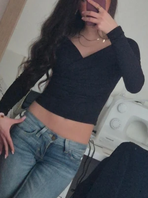 Gullig svart topp från cider i storlek xxs - Gullig svart topp från cider I storlek xxs. Har en snygg design framme där tyget överlappar. Gjord i stretchigt material och är jätte bekväm. Har använts en gång och säljer för den är liten. Skriv gärna om frågor eller prisförslag ❤️