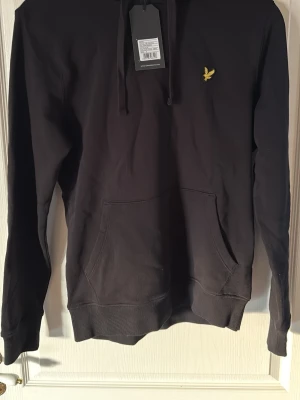 Svart hoodie från Lyle & Scott - Helt ny Lyle & Scott hoodie  ny pris 699kr