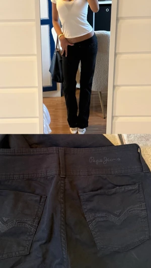 Svarta Lågmidjade jeans från Pepe Jeans - I bra skick!!! Väldigt fina Lowwaist jeans från Pepe Jeans!❤️❤️ W30L32!! Midjemått ca 38cm🌟