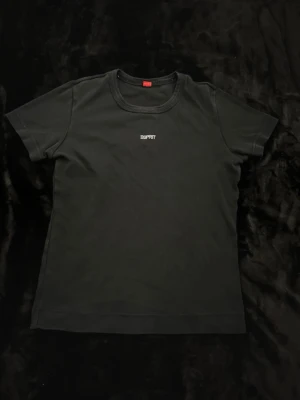 Svart t-shirt från Esprit - En svart t-shirt från Esprit med liten vit logga på bröstet. Klassisk rund halsringning och korta ärmar. Tillverkad i mjuk bomull som känns skön mot huden. Perfekt till jeans eller kjol för en enkel och clean look. Säljer även alla underdelar i bilderna! Finns även en vit likadan som jag säljer! Säljer gärna den vita och den svarta tillsammans, köp annars bundle för lite rabatt, båda för ungefär 200kr utgångspris men kan sänka vid snabb affär. 