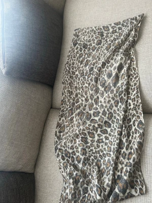 Leopardmönstrad sjal i beige och brunt - Snygg sjal med leopardmönster i beige, brunt och svart. Tunt och mjukt material som ger en cool och trendig look. Perfekt att slänga över axlarna för att lyfta vilken outfit som helst.