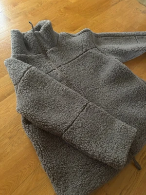 teddyjacka med dragkedja - Mysig teddyjacka med hög krage och hel dragkedja framtill. Nästan aldrig använd och väldigt skön! Från Gina Tricot