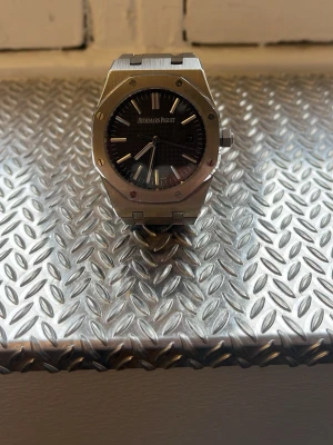 Audemars Piguet Royal Oak klocka - Tjena! Jag säljer en AP royal oak. Finns få på marknaden, och går även på puls. Priset kan diskuteras. Kontakta mig om ni har några frågor🫡💪