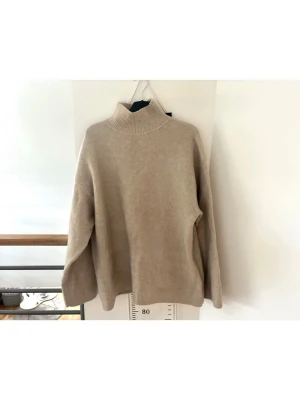 Polotröja - Säljer min polotröja från Zara! Den är i mycket bra skick och har inga defekter, knappt använd. Pris kan diskuteras, hör av er vid frågor ☺️