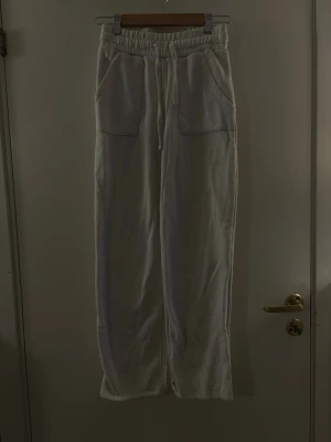 Myukisbyxor - Vita mjukisbyxor med fram och bakfickor. Hör av dig om du har några frågor! 💗🫶🏼