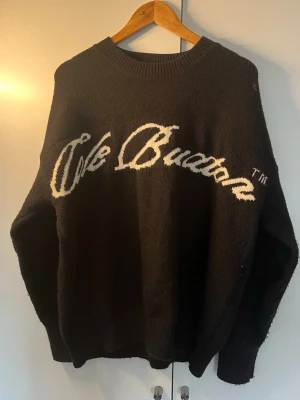 Cole Buxton - Snygg svart stickad tröja från Cole Buxton med stor vit logotyp i skrivstil över bröstet. Tröjan har rund halsringning, ribbade muddar och är gjord i ett mjukt material🫣Svarar snabbt och skickar alltid samma dag 📞📦