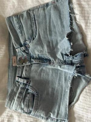 Ljusblå jeansshorts från Nelly - Säljer ett par ljusblå jeansshorts från Nelly. Använda en gång, säljs då dom inte passar