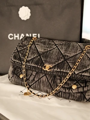 Washed out maxi denim bag - Great condition, used just a few times with care, comes with a dust bag and shopping bag, text me for more pictures🫶🏻 can send it right away 