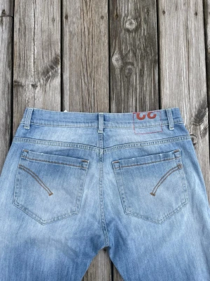 Ljusblåa Dondup George jeans - Ljusblåa Dondup George jeans i nyskick som har används mindre än 5 gånger. Storlek W32 och modellen George. Hör gärna av er vid intresse!