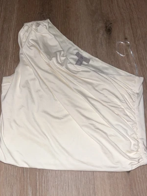 Topp - Topp med en axel från H&M i storlek S i creme/vit 💗💫