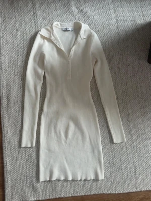 Vit ribbstickad klänning  - Vit ribbstickad kort klänning från NA-KD. Endast använd vid ett tillfälle därmed som ny!🤍 Kort på mig som är 178cm lång.