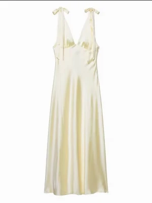 Ljusgul långklänning i satin - Söt satin klänning! Helt ny!