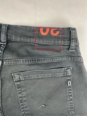 Svarta skinny jeans från Dr. Denim - Säljer ett par svarta skinny jeans från Dr. Denim med klassisk femficksdesign och diskret D-detalj på bakfickan. Jeansen har en smal passform och är tillverkade i stretchigt material för extra komfort. Perfekta för en clean och stilren look.