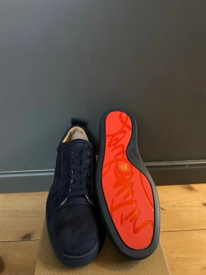 Christian Louboutin  - Mörkblåa Christian Louboutin i storlek 44. Aldrig använda . Bara att höra av sig vid funderingar 🤩🤩