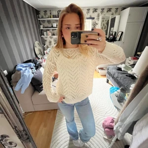 Vit stickad tröja - Ihålig stickad tröja i fint skick💕