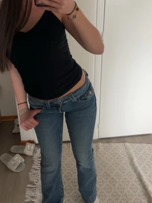 Blå low waist jeans med raka ben - Säljer ett par blå low waist jeans med raka ben och klassiska fem fickor. Jeansen har ljus tvätt och tydliga sömmar, perfekta för en avslappnad och trendig look. Materialet är denim i bomull. Säljer då de ej kommer till användning så mycket och endast använda ett fåtal gånger. Storlek 164 men passar mig perfekt som S💞🥰
