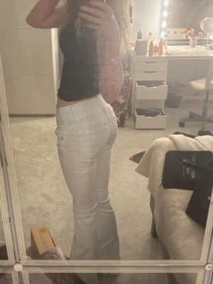 Vita bootcut jeans med låg midja - Superfina vita jeans 