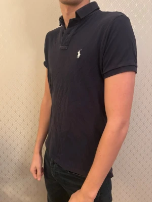 Ralph Lauren pike - Hej säljer denna sjukt snygga Ralph Lauren pike som passar perfekt nu till sommaren. Den är storlek S slimfit. Hör av er vid några frågor. 
