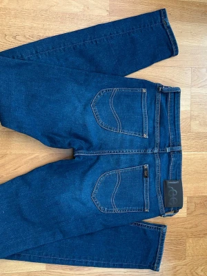 Mörkblå skinny jeans från Lee - Säljer ett par mörkblå skinny jeans från Lee , modell Malone. Jeansen har en smal passform och är tillverkade i stretchigt denimtyg för extra komfort. Perfekta för en avslappnad och trendig look.