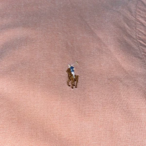 Rosa Ralph lauren skjorta  -  rosa Ralp lauren skjorta 9/10 skick  storlek S passar ochså M desto snabbare affär desto bättre pris 