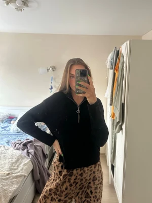 Svart stickad tröja med halvzip - Svart stickad tröja som använts ett fåtal gånger men inte min stil. FRAKT INGÅR