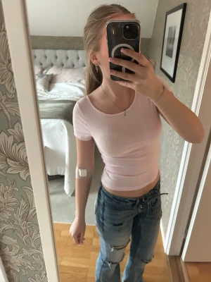 Ljusrosa baby-tee från Kappahl  - Säljer en super söt ljusrosa sommartopp från Kappahl, helt oanvänd och är då i superbra skick! I storlek 158/164 eller XS-S. T-shirten är i super mjukt material och har en fin urringning!