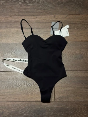 Ny svart body / shaping-effekt - En helt ny svart body från Mars The Label. Knäppe i både bak och vid underdelen. Väldigt lik body från skims, den är både shaping och har vaddering (vadderade kupor). Endast prövad men insåg det inte var något för mig, returprocessen är krånglig då märket är brittiskt och fraktpris högt! Därav lägger jag ut den här! Strl: xxs/xs, Nyskick, nypris: 51€ #body #svartbody #shapewear #fest #event 