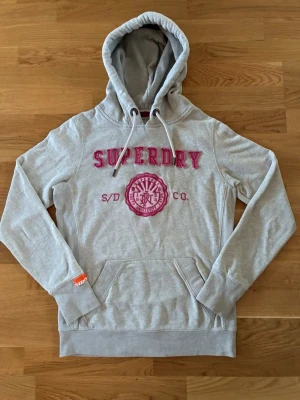 Superdry hoodie vintage  - Superfin hoodie i toppskick! Endast en deffekt som är en liten missfärgning som knappt syns väldigt inzoomad på bild 7. Skriv till mig vid eventuella frågor osv!