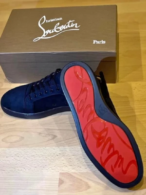 Mörkblå sneakers från Christian Louboutin 42 - Snygga mörkblå sneakers från Christian Louboutin i mocka med klassisk röd sula och diskret logga. Skorna har rund tå, svarta skosnören och en stilren design som sticker ut med den ikoniska röda undersidan.