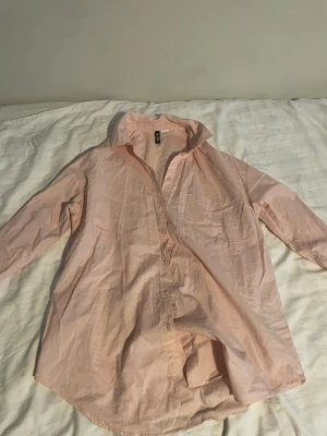 Rosa skjorta  - Snygg rosa skjorta i väldigt bra skick. Bra till sommaren