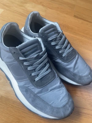 Phillipe Model gråa trainers  - Gråa Philip Model trainers perfect till våren. Pris går att diskutera 
