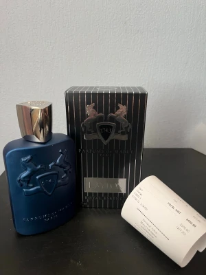 Parfums de Marly, Layton 125ml parfym - Exklusiv parfym från Parfums de Marly, nästan helt orörd, mycket väl omhändertagen. Nypris: 4000kr. Mitt pris: 2999, går att diskutera vid smidig affär 