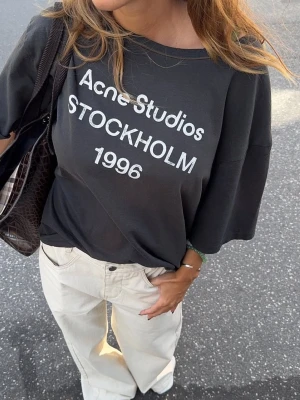 Svart Acne Studios t-shirt - Cool svart t-shirt från Acne Studios. Oversized  och korta ärmar. Nypris 3100kr, Storlek L. Bara använd en gång!!