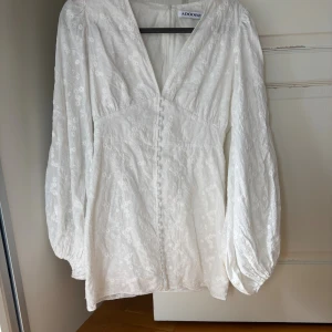 Vit adoore klänning kort - Säljer denna vita adoore klänningen. Storleken är 40, men skulle säga att den passar 38 också☺️