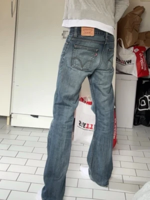 Levis 506 regular bootcut jeans - Säljer ett par klassiska Levis 506 jeans i blå denim med raka ben och lite flare/bootcut och normal midja. Storleken är W32 L32. 