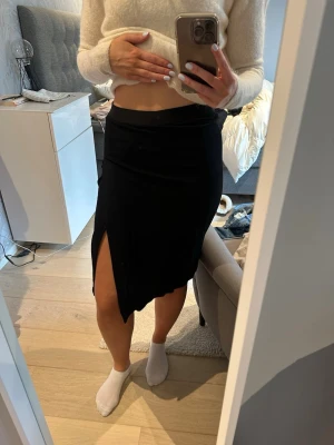 Kjol från Filippa K - Svart kort kjol med slits från Filippa K